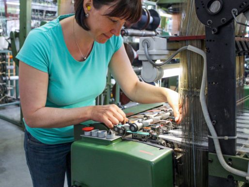 Bei der Produktion der eigenen Webetiketten zuschauen