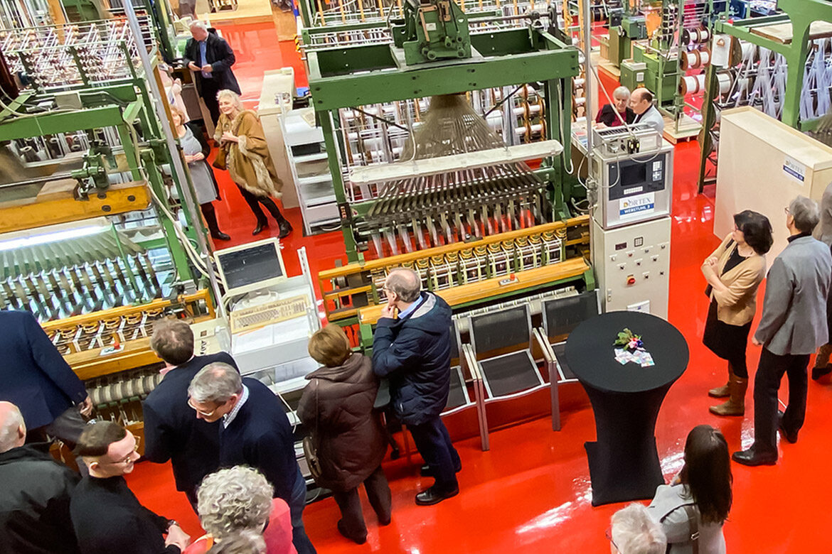 Etikettenweberei in Dortmund öffnet ihre Produktion